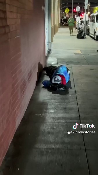 Walkthrough of Skidrow on a Friday! If you wish to donate blankets or supplies, please send us a message. We do our best to do monthly charities to help the community! #skidrow #figueroastreet #LA #awareness #losangeles #cecilhotel