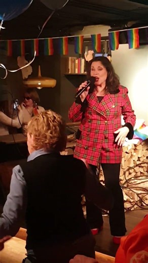 Jenny Jenssen laget god stemning i går kveld på Åpningsshowet for Vinterpride 2026 👩‍🎤🎶🏳️‍🌈