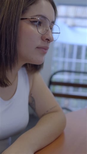 La UCR cambia vidas! Lo hace a través de la formación profesional de calidad que ofrece a sus estudiantes y, además, mediante las múltiples opciones extracurriculares que tiene, las cuales amplían la experiencia y el conocimiento de las y los jóvenes. Por ejemplo, las actividades relacionadas con la comunicación brindan la experiencia de crear y participar en un programa de radio, grabar un pódcast y aprender a expresarse ante un micrófono o ante las demás personas. Alguien que ha aprovechado y 