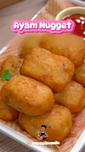 resep bunda on Instagram: "🍗🧀 Ayam Nugget Rumahan — Lembut, Gurih, dan Lebih Sehat! Stop beli nugget frozen, bikin sendiri di rumah ternyata gampang banget. Tanpa ribet, bahannya simpel, rasanya disukai anak-anak 😍✨ 📝 Bahan-bahan: Dada ayam secukupnya Kentang secukupnya Bawang (merah/putih) secukupnya 1 butir telur Garam secukupnya Lada secukupnya Tepung maizena secukupnya 👩‍🍳 Cara Membuat: Masukkan dada ayam ke dalam chopper. Tambahkan kentang, bawang, telur, garam, lada, dan maizena. Hal