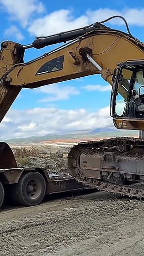 Excavator Unloading After Mobilization - Smooth & Skilled Operation 🚜🔥 #ExcavatorUnloading #HeavyEquipment #fblifestyle | Konstruksi Berat