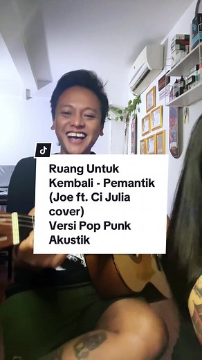 Terngiang-ngiang terus lagu @Pemantik di benak gue dan bun bun. Kita gas aja buat covernya. Izin yaa kakk lagu kerennya untuk di cover 😁🙏. Ruang Untuk Kembali - Pemantik (Joe ft. Ci Julia pop punk cover akustik) #ruanguntukkembali #pemantik #gitarcover #fyp