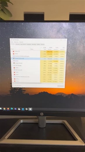 Wenn ein Programm sich aufhängt oder nicht mehr reagiert, hilft der Task-Manager – dein Rettungswerkzeug in Windows. Mit Strg Umschalt Esc öffnest du ihn sofort. Dort siehst du alle laufenden Programme und Prozesse. Wenn ein Programm „eingefroren“ ist, kannst du es gezielt beenden, ohne den ganzen PC neu zu starten. Vorteil: Du sparst Zeit, verhinderst Datenverlust und bekommst sofort wieder Kontrolle über dein System. #TaskManager #Windows #ComputerTipps #ITTipp #PCWartung #ITSupport #WindowsTi