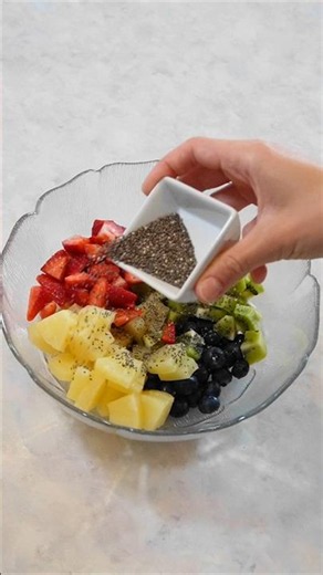Dieser Obstsalat steckt voller Farbe, Frische und guter Zutaten!