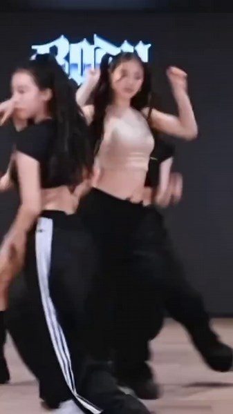 Anna Dance Practice Video by MEOVV