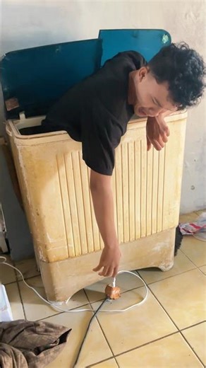 Help me put the oil in the washing machine #trendingshorts