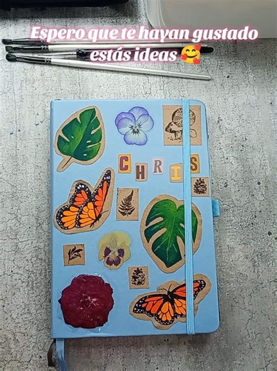 Yo hice a mano la mayoría de stickers que ves en estas páginas, en mi perfil encuentras el paso a paso de algunos 😊🫶🏼 #journaling #journal #arte_de_chris #arte