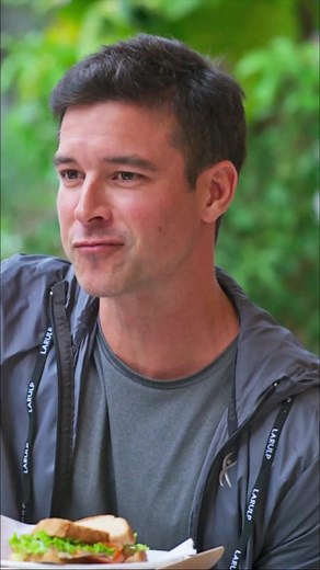 585K views · 25K reactions | Igor e Solange se unem para executar o plano de vingança. Igor observa Fátima e Afonso juntos na praia e, após a corrida, segue Fátima até um prédio chique onde ela entra. #valetudonovela #resumodanovelavaletudo #foryou #novelavaletudo #valetudo #facebookreels #foryoupage #viralreels #facebookpost | Play Novelas | Facebook