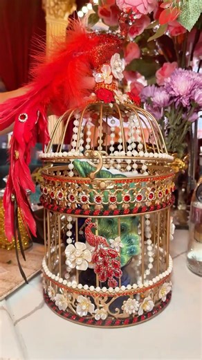 There’s a circus themed restaurant in the West Village 🎪🤹