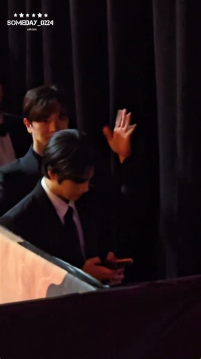 너무 귀엽게 인사해 주고감😆 #육성재