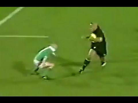 Peter Stringer tackles Jonah Lomu