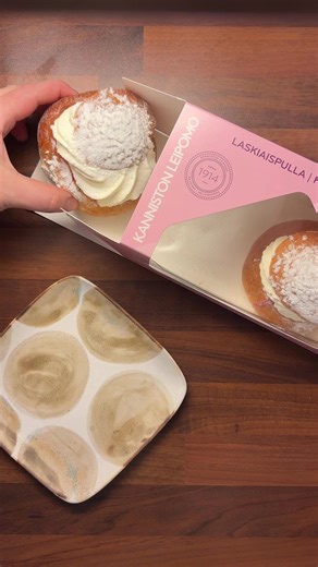 Hyvää laskiaissunnuntaita! Mä nappasin kaupasta näitä @Kanniston Leipomo:n laskiaspullia sairaspedille. Luulin, etten nii välitä ruokakauppojen versioista mutta näistä tykkään! Hyvä sitkas pulla ja tosi hyvä vadelmahillo. Mikä on sun valinta? Kahvilasta/leipomosta vai kaupan tiskiltä? #laskiaispulla #laskiaissunnuntai