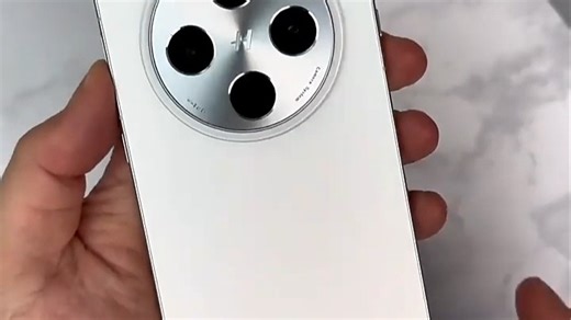 OPPO手机1性能升级，续航更持久，拍照更清晰，日常使用流畅无卡顿，办公娱乐两不误，焕发新活力！