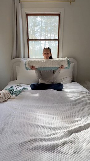 ✨ I love this color combo! ✨ If you’ve been thinking about making your own chunky knit blanket, I’ve got you covered. I have a few quick tutorials on my page to get you started, but if you’re ready to dive deeper, I also have a full step-by-step blanket course! 💕 Comment “course” below and I’ll send you all the info! 🧶 #chunkyyarn #blanket #handknit #fingerknit #yarn #crafts #chunkyblanket #howto #diy | Sab's Stuffies