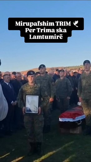 Me nderime të larta ushtarake e në praninie e qindra pjesemarresve u percoll ne perjetesi atdhetari e ish-ushtari i UÇK-së Mursel Gashi, i lehtë te qofte dheu i Kosoves se lire, TRIM! | Fshati Dobërdol