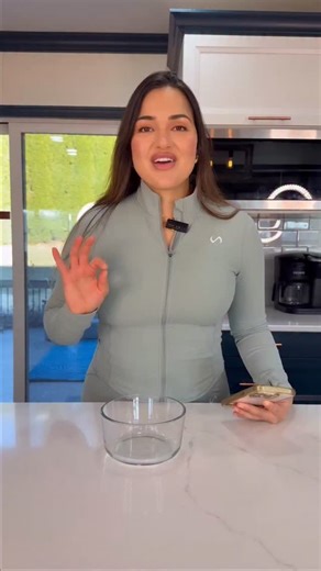 Paola Saavedra | Fitness Coach on Instagram: "✨ Recreando recetas virales de Instagram ✨ Hoy probé este brownie saludable viral 🍫🔥 👉 Calificación: 8.5/10 Muy fácil, ingredientes simples y queda brutal 🤎 🍠 Ingredientes: • 1 papa dulce asada (300–350 g) • 2 huevos • 1 banana • 30 g de cacao • Chips de chocolate o chocolate picado 👩🏻‍🍳 Preparación: 1️⃣ Machaca todos los ingredientes excepto el chocolate 2️⃣ Añade parte del chocolate y mezcla 3️⃣ Pasa al molde y coloca el resto del chocolate