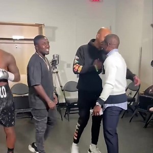 💰 Floyd Mayweather visits Jermell Charlo in the dressing room moments before his fight with Canelo Alvarez 👀 🎥 Showtime Boxing #Boxing #CaneloCharlo #FloydMayweather #JermellCharlo #Canelo | Pro Boxing Fans