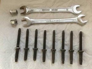 Extraction goujons culasse injecteurs sur moteur DV6.