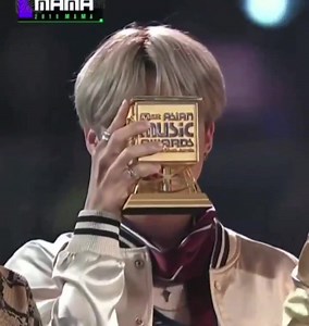 #JIMIN ဟာဆိုရင် 2014 ခုနှစ်ကတည်းက MAMA Awards တွင် Daesang ရရှိသည့် ပထမဆုံးတစ်ကိုယ်တော်အနုပညာရှင်ဖြစ်လာခဲ့ပါပြီ 😭 ဂုဏ်ယူပါတယ် ကိုကိုရေ 😭😭 Big Congratulation Park Jimin 💐 #2024MAMAAWARDS #congratulationsjimin | Ei Thi Ri Cho