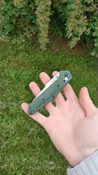 How to Use the Benchmade AXIS Lock One-Handed (and Other Bar Locks) #shorts #benchmade #tutorial