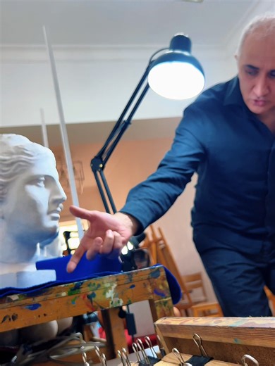 Mən rəsm və rəngkarlıq müəllimiyəm. Və bilirəm: təkcə ilham kifayət deyil. Bəzən şagirdi bir az istiqamətləndirmək lazımdır. Bəzən tələb etmək. Bəzən işi qəbul etməyib demək: “Sən daha güclü edə bilərsən.” Pedaqoq rahatlıq naminə yumşaqlıq deyil. Və hakimiyyət naminə sərtlik də deyil. Əsas odur ki, “təzyiqdən” sonra insanda qorxu yox, güc artsın. #rəssamlıq #5qrup #dizayn #imtahan #kurs