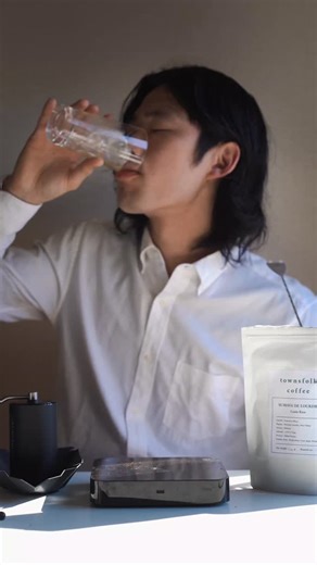 Rikuto Tanaka / 田中陸斗 on Instagram: "ちゅるちゅるアイスコーヒーのレシピ ーーー今回の抽出レシピーーー @townsfolkcoffee 粉量 15g 総注湯量 150g 湯温92℃ 挽目 中挽（COMANDANTE 20 clicks) 0:00-2:00 38-40g(Room temp) ↓ドリッパーに移す Transfer to the dripper 0:00-0:10 50g(50g) 0:50-1:00 60g(110g) 2:45 done ーーーーーーーーーーーーーー ちゅるっちゅるで鮮やかなアイスコーヒーはこうする。 サモブルーム(低温蒸らし)によるガス抜きと糖質の優先的な抽出を行うことでトロトロで甘酸っぱいアイスコーヒーができる。 サモブルームはもともと抽出時間が延びやすいから、味を強く出したいアイスコーヒーで取り入れちゃえばOK"