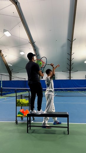 🎾Working on the mechanics of the kick serve — focusing specifically on the upward pronation.🧠 This exercise helps develop the feel of brushing up on the ball to generate spin and height, allowing the serve to kick up effectively after the bounce. Key focus points: • Emphasizing the upward pronation motion through contact • Maintaining a relaxed wrist and smooth acceleration • Building the foundation for consistent spin and control on the kick serve #tennisplayer #tennis #tennislove #tenniscour