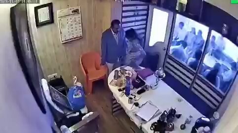 महाराष्ट्र का पाखंडी अशोक खरात रेप के कई मामलों में गिरफ्तार!डिवाइन पावर का झूठ बोलकर महिलाओं का शोषण किया, 58+ अश्लील वीडियो बरामद।लेकिन मुख्यधारा मीडिया चुप क्यों?लोगों, ऐसे ढोंगी बाबाओं से दूर रहो￼#अशोक #AshokKharat #पाखंडी_एक्सपोज्ड #kharat