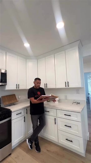 Moving into a new home comes with two phases: ✨ the fun stuff (furnishing, styling, nesting) 🔧 and the “I didn’t know I was supposed to do that” stuff Most people skip the second part, but it’s the part that protects your investment, keeps surprise costs down, and helps your home actually function. Here are 10 things I’d do in the first 30 days after closing (and what I recommend to all my buyers): 1️⃣ Re-key the locks update any entry codes 2️⃣ Test smoke CO detectors and replace batteries 3️⃣