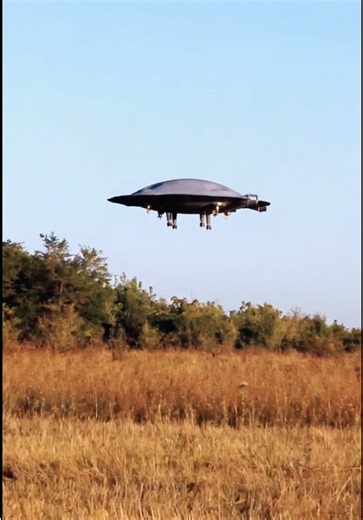 EL PLATILLO VOLADOR QUE SÍ ERA HUMANO Durante la Guerra Fría, ingenieros desarrollaron el Avrocar, una aeronave con forma de platillo volador capaz de despegar verticalmente. Aunque parecía sacada de una película de ciencia ficción, el proyecto fracasó por su inestabilidad y fue cancelado. Con los años, muchas personas confundieron sus fotografías con supuestos OVNIs. En esta ocasión, el “platillo volador” sí tenía una explicación. #avrocar #ovni #historia #aviacion #tecnologia
