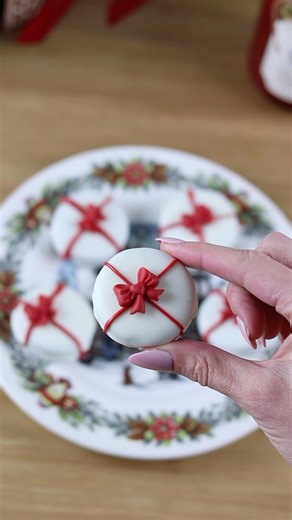 78K views · 842 reactions | Christmas Present Oreos  Here is...