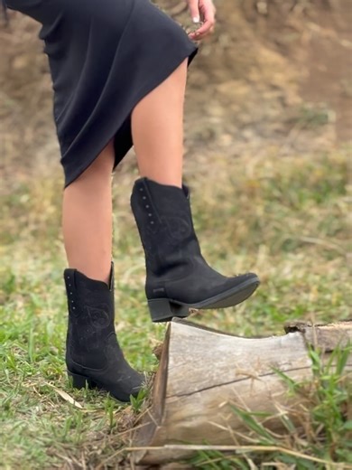 Corina Vitor on Instagram: "👢🌾 Um caminho sem volta , daqui pra frente sempre com @zbootsbotinas"