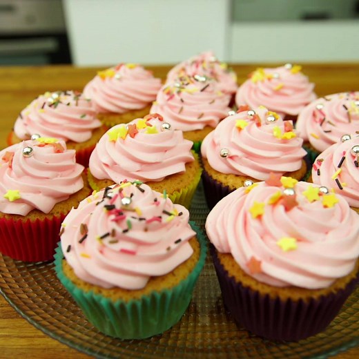 Des petits cupcakes pour le goûter ? ▶️ La recette : http://www.cuisineaz.com/recettes/cupcakes-nature-59799.aspx | Cuisine AZ