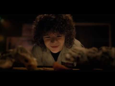 Stranger Things Dustin encuenta a Dart | HD LATINO 2018