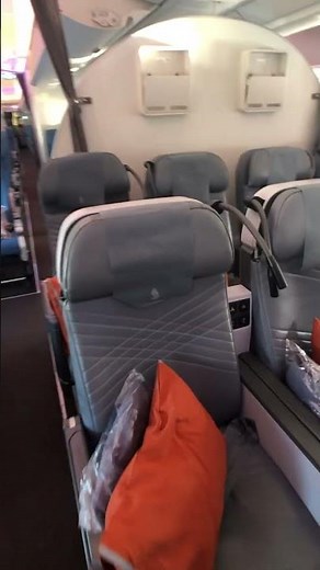 Singapore Airlines PREMIUM ECONOMY & ECONOMY cabin tour on the A350-900! #shorts