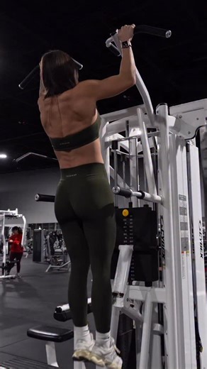 AMANDA BOBST on Instagram: "Listen.. pull-ups are HARD! They are also a “use it or lose it” move, I know this from experience. 🥲 So 2026, we aren’t sleeping on these skills. Whether you can’t do a single pull-up yet, or you can do multiple…these tips will help you grow on your pull-up journey. Fit: @paragonfitwear | Multifit bra + Sculptseam plus legging in “Poison Ivy” Available 1.13 | dc: akblift"