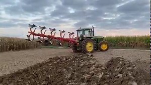 806K views · 10K reactions | Question essentielle du soir: lequel de ces deux John Deere, un 4650 et un 8320 a la plus belle mélodie. Accessoirement, lequel a votre préférence? Vous avez le droit d’illustrer le sujet 朗 | FARM Connexion | Facebook