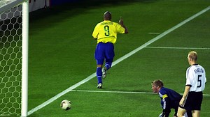 Há 20 anos, Ronaldo Fenômeno venceu duelo com Kahn e Brasil se sagrou pentacampeão mundial