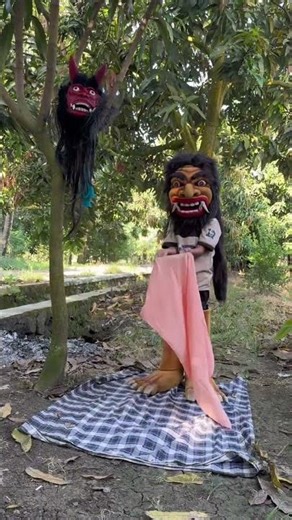 Omg!! Dede Reva in a blind costume