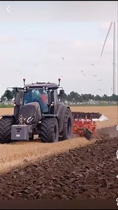 New Holland Tractor Plowing a Muddy Field | Power in Action #usatractor #americanfarming