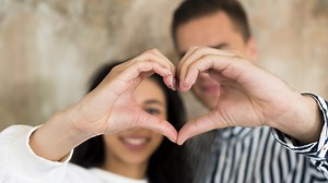 ¡El colágeno! ¿Tu pareja te puede 'robar tu juventud' si es mayor que tú?