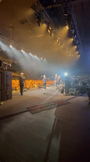 Great show last night Melbourne. Night two tonight and our last show in Aus on this tour. Let’s make it a good one… Tonight's Show: classic Pixies set 📍 Festival Hall, Melbourne 🕖 Times: Doors open: 7pm Elliot & Vincent: 8pm PIXIES: 9pm | PIXIES