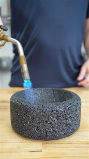 This is how to season a molcajete! Remember to make sure you’re buying real molcajete a made from volcanic rock. This one is from @masienda and it’s their molcajete Chico! #molcajete #molcajetes #foodie #foodiesofinstagram | Noflakeysalt