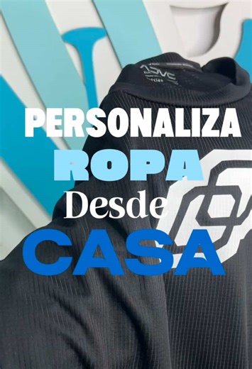 Hoy les enseño cómo personalicé esta playera usando vinil textil de dos colores 💙✨ En este tutorial utilicé vinil azul y blanco, pero en vez de poner una capa sobre otra, hice el recorte del texto para que las letras quedaran integradas dentro del diseño y el acabado se viera mucho más limpio y profesional. Todo el proceso lo hice usando una plancha casera normal, así que si todavía no tienes una prensa térmica o una Cricut EasyPress, de verdad sí se puede empezar con lo que ya tienes en casa �