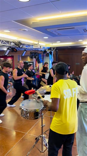 2.1K views · 77 reactions | GUAGUANCO FESTIVAL 2025 @rubfernandezm y su compañía @newera.dancecompany mostraron presencia, nivel y un grupo que empuja fuerte. Se notó desde el primer minuto #danceclass #dancefestival #guaguancofestival | Festival Internacional de Guaguancó Afro-Cubano | Facebook