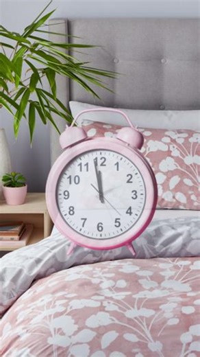 📣Reminder📣 Don't forget, the clocks are springing forward tomorrow morning! While we lose an hour of sleep, it's the perfect chance to reassess your sleep habits. As we adjust to the time change, consider going to bed a bit earlier to compensate and ensure you're still getting those precious Zzz's. Embrace this as a fresh start for your sleep routine .⏰🛌 #daylightsavings #sleepwell #springforward #sleepypeople #clocksgpforward | Sleepy People