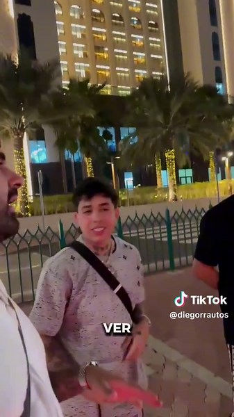 Autos de lujo en Dubai: Esperando un UBER