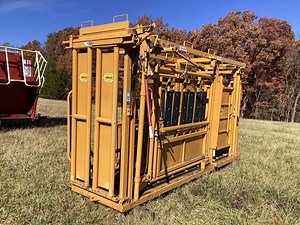 Sioux Steel Manual Squeeze Cattle Chute W/Palpitation Cage | Agriculture