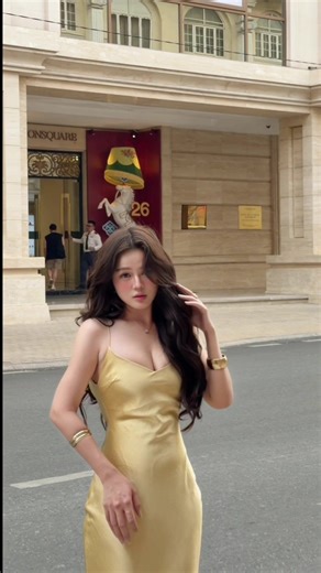 Chiêc đầm drama nổi bật trong Singlesinferno