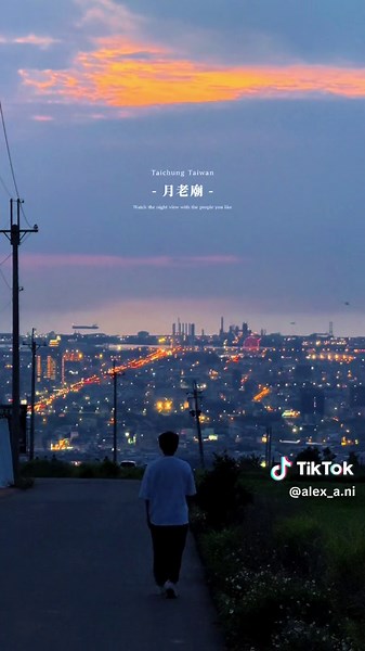 夜景就想跟喜歡的人一起看 - 🚩台中。 月老廟 Taichung , Yuelao Temple - 無死角絕美夜景 沒有太多喧嘩設施 只有筆直蜿蜒道路 - 從黃昏到黑夜 眼裏每個畫面都像是 伸出手就能碰到的美景 - ▫️地址：台中市沙鹿區 ▫️Address ：Shalu District, Taichung City ▫️ Coordinate ：24.2326756, 120.6003721 - 台灣景點 #台中景點 #台中 #月老廟 #沙鹿區 #月老廟夜景 #台中夜景 #Taichung #taiwan #travel